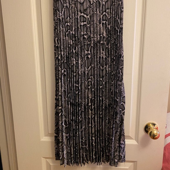 Snake Print Pleated Skirt - Picture 6 of 8